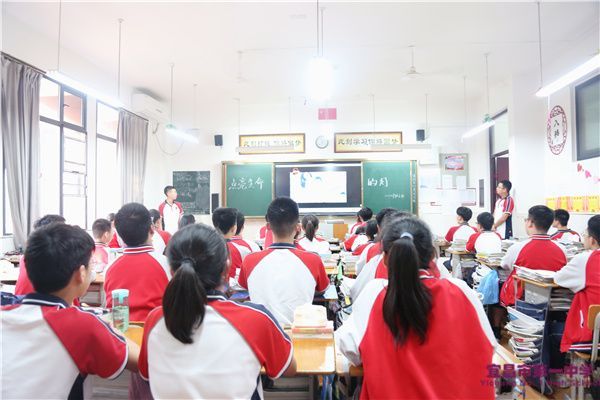 点亮生命的灯——宜昌一中召开525“我爱我”生命教育日主题班会