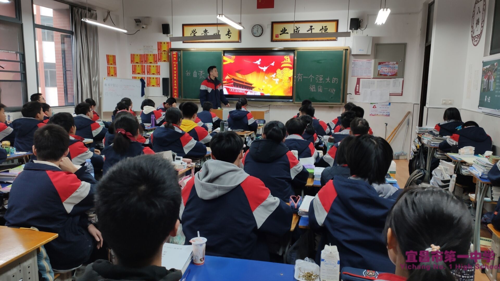 我校召开“我自豪，我有一个强大的祖国”和“庆祝澳门回归日”主题班会