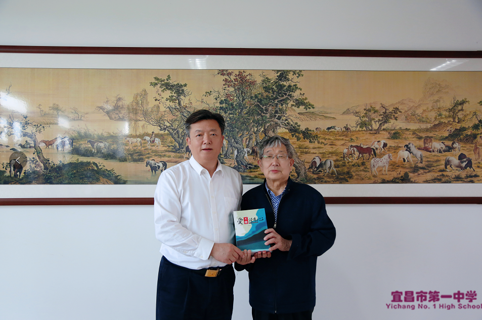 我校退休语文教师肖克斌向学校赠书《爱不能没有心》