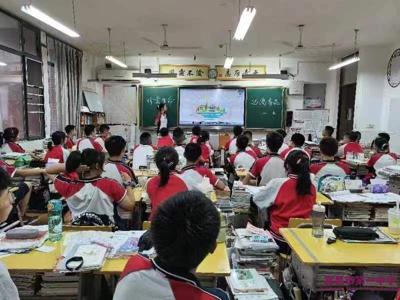 我校高一、高二年级分别召开了以“做守法的现代公民”和“珍爱生命，远离毒品”为主题的班会