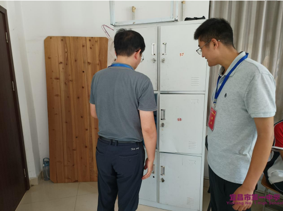 宜昌一中纪委国庆节前进行正风肃纪专项检查