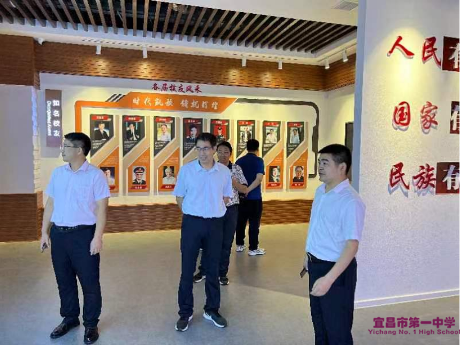 襄阳五中校长李天艳来我校开展校际交流活动