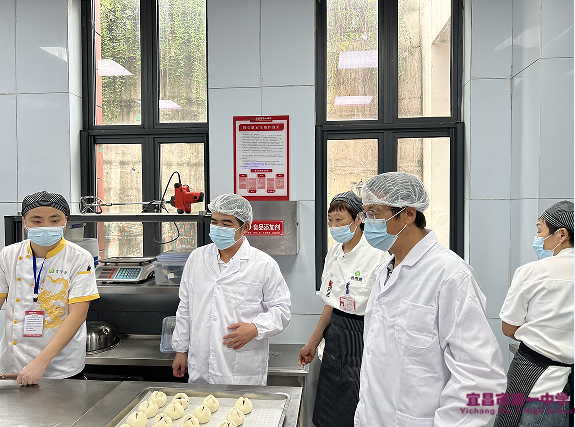 我校校长蔡利鹏突击检查学校食堂食品安全工作
