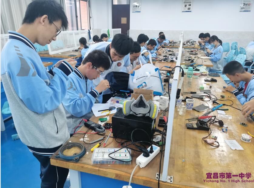 我校隆重举行第二十五届科技节