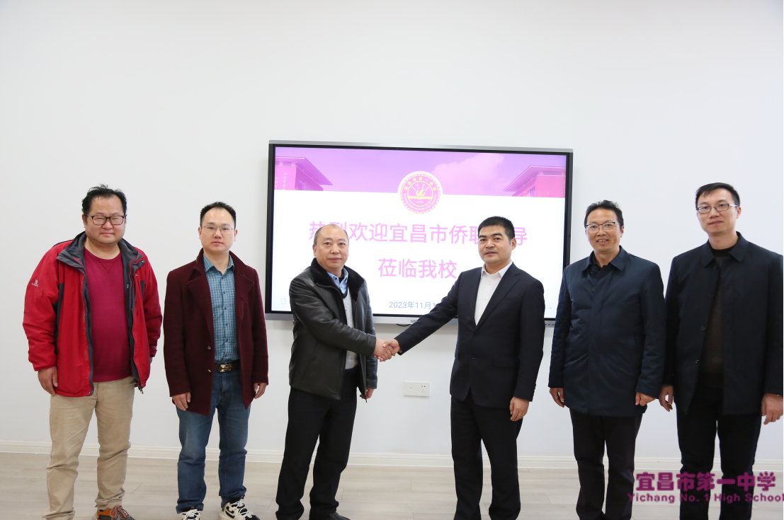 宜昌市侨联党组书记、主席邓希康到访我校