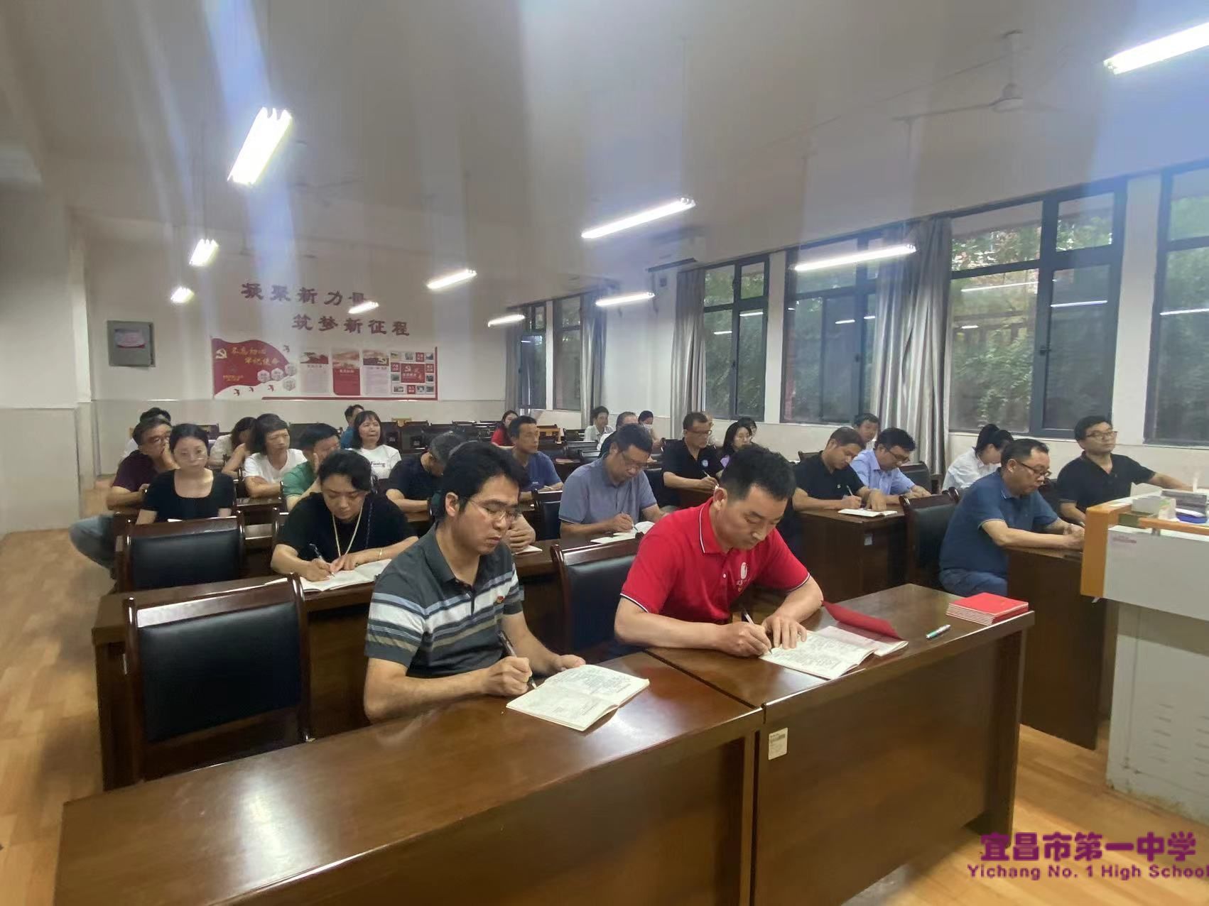 整治形式主义为教师减负——第二支部召开2024年6月主题党日