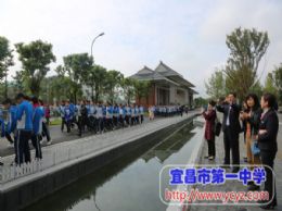 阳光暖学子，扶贫显真情