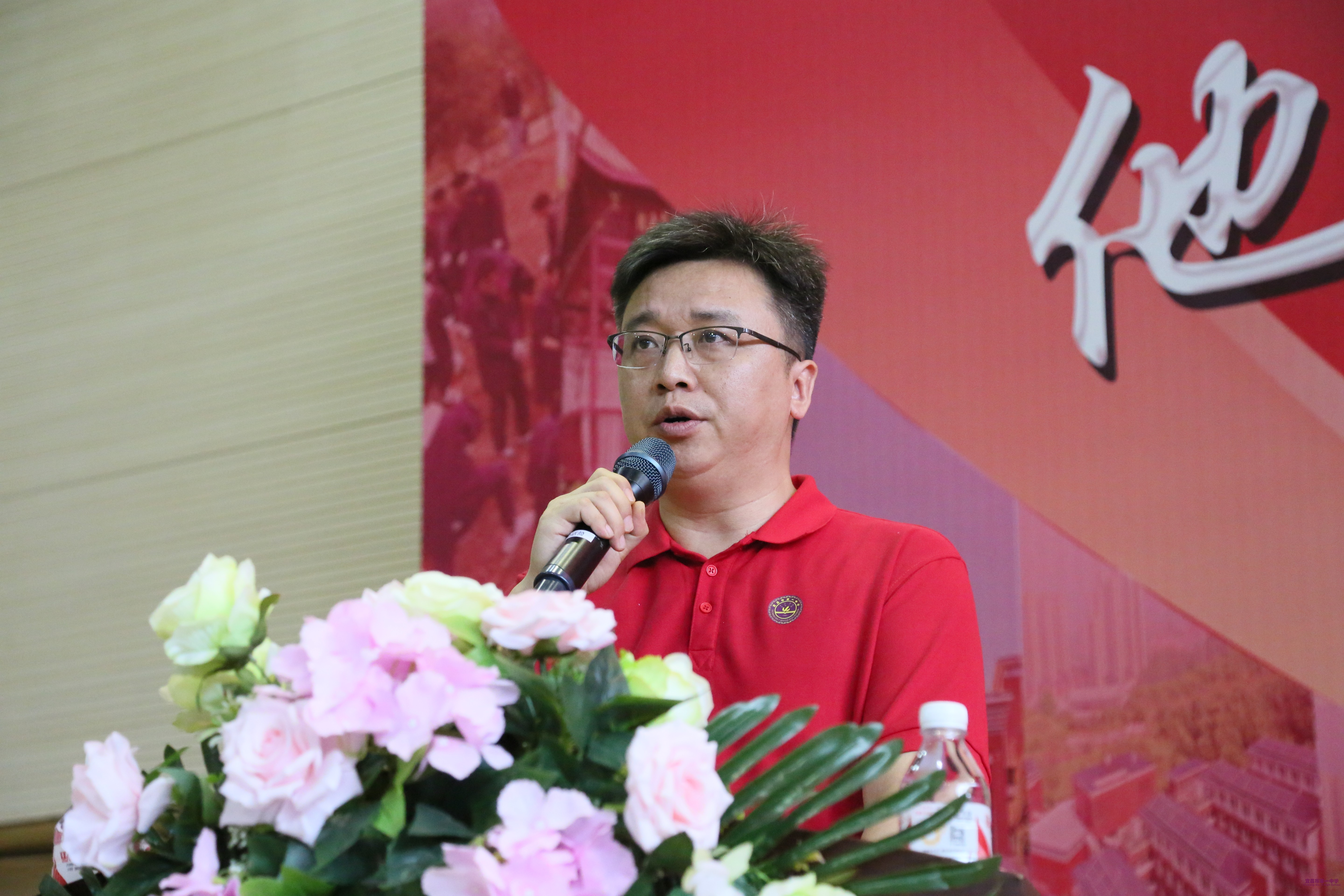 副校长余信欢老师宣读了优秀毕业生表彰决定.JPG