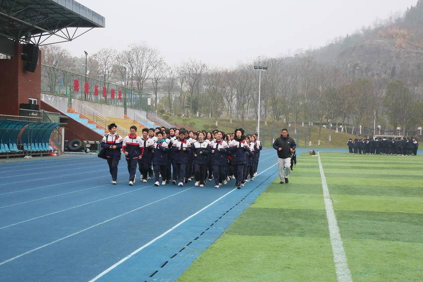 【媒体聚焦——湖北日报】先排体育课再排文化课 宜昌一中率先推行 “每天一节体育课”